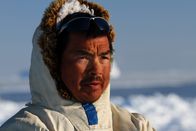 GEO Reportage – Qaaqqukannguaqs Vater wird ihn auf der Reise nicht belehren. Er wird ihm überhaupt wenig zur Jagdtechnik erklären, sondern eher darauf achten, dass sein Sohn ihn genau beobachte.