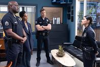 The Rookie – Officer Grey (Richard T. Jones, l.), Officer Harper (Mekia Cox, 2.v.l.) und Officer Bradford (Eric Winter, 2.v.r.) halten Celina (Lisseth Chavez, r.) eine eindringliche Standpauke, nachdem sie eigenmächtig einen Informanten aufgesucht hat – wird ihr riskantes Handeln Konsequenzen nach sich ziehen?