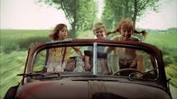 Pippi Langstrumpf – Pippi (Inger Nilsson, r.) hat das Autowrack, das ihr der Bauer geschenkt hat, wieder zum Laufen gebracht. Mit ihren Freunden Annika (Maria Persson, l.) und Tommy (Pär Sundberg, M.) setzt sie ihre Reise fort.