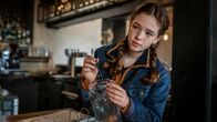 Die Pfefferkörner – Leo (Charlotte Farhadi) sichert Beweise in Giovannis Restaurant.