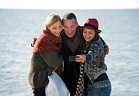 Dann kam Lucy – Gruppenbild mit Vater: Lucy (Olga von Luckwald) verewigt einen wunderschönen Moment mit ihrer Patentante Saskia (Julia Jäger, li.) und ihrem Papa Alex (Heio von Stetten).