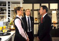 Rote Rosen – ARD ROTE ROSEN FOLGE 1414 Uhr im ERSTEN. Mick (Tobias Rosen, M.) freut sich, dass Naomi (Barbara Lanz, l.) bei Gunter (Hermann Toelcke, r.) mit ihren unkonventionellen Ideen punkten kann.