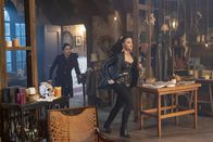 Charmed – Mel Vera (Melonie Diaz, l.); Maggie Vera (Sarah Jeffery, r.)