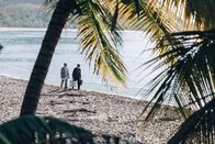 They Were Ten – Der eitle New-Age-Guru Vincent (Patrick Mille) ist gerade auf der Insel angekommen und lässt sich von dem vermeintlichen Hotelangestellten Eddy (Samy Seghir) die Koffer zu seinem Zimmer tragen.