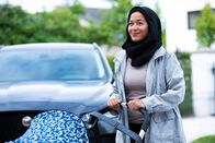 Ninja Nanny – Farah (Denise Aznam) ist viel mehr als nur eine Nanny.