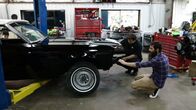 Fast N' Loud – Aaron Kaufman og Jordan Butler jobber på en 1967 Ford Mustang Convertible i Fast N' Loud.