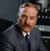 Monk – (2. Staffel) - Captain Leland Stottlemeyer (Ted Levine) ist Monks früherer Vorgesetzter, der oft an dessen Marotten verzweifelt, ihn aber auch als Freund betrachtet.