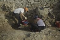 Schätze des Römischen Reichs – Die Archäologen Isabel Martinez und Sofia Sepiacci arbeiten an Ausgrabungen im römischen Tempel des Jupiter Anxur. (Quelle: National Geographic)