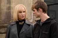 Alex Rider – Mrs. Rothman (Sofia Helin) redet Alex (Otto Farrant) ins Gewissen, das geplante Vorhaben nicht aufzugeben.
