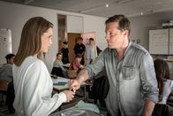 Notruf Hafenkante – Bernd Wächter (Florian Panzner, r.) hat Probleme, seine Schüler unter Kontrolle zu bekommen. Auch Hanna (Maja Celine Probst, l.) bildet da keine Ausnahme.