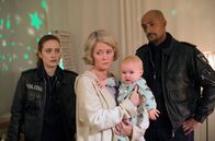 Großstadtrevier – Nina Sieveking (Wanda Perdelwitz, l.) und Lukas Petersen (Patrick Abozen, r.) klingeln wegen einer Bagatelle bei Miriam Husmann (Lisa Karlström, M.) und entdecken bei ihr das am Morgen entführte Baby Elaine.