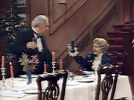 Dinner for One – Freddie Frinton spielt den Butler James, May Warden ist Miss Sophie.