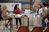 2 Broke Girls – Wegen ihrer plötzlichen Armut wird die junge Lady Caroline (Beth Behrs, l.) durch ihre Freundin Max (Kat Dennings, M.) mit allerlei neuen Situationen konfrontiert.