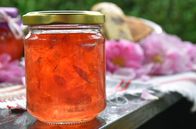 Zu Tisch ... – Auch in der Küche kommen die Damaszener Rosen zum Einsatz. Das Ergebnis: selbst gemachte Rosenkonfitüre