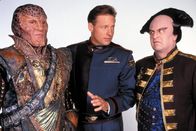 Babylon 5 – Captain John Sheridan (Bruce Boxleitner,m.), G'Kar (Andreas Katsulas,l.) und Londo Mollari (Peter Jurasik,r.). . Babylon 5