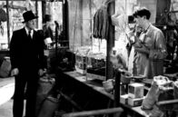 Martin Roumagnac - Verrückt vor Liebe – Martin Roumagnac (Jean Gabin, li.) stürmt energisch in das Geschäft von Blanche Ferrand und ihrem Onkel (Jean d'Yd, re.).