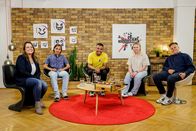 Young Crime – Was halten sie vom "Abziehen" und welche eigenen Erfahrungen habe sie mit räuberischer Erpressung gemacht? Sonny (2. v. l.), Amelie (2. v. r.) und Mika (rechts) diskutieren zu Gast bei Chinedu Melcher. Jugendrichterin Julia Trinte-Schoeps (links) steuert juristisches Fachwissen bei.