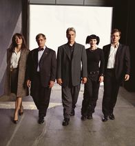 Navy CIS – (1. Staffel) - Die Mitglieder des Naval Criminal Investigation Service: Leroy Gibbs (Mark Harmon, M.), Dr. Donald Mallard (David McCallum, 2.v.l.), Caitlin Todd (Sasha Alexander, l.), Abby Sciuto (Pauley Perrette, 2.v.r.) und Anthony DiNozzo (Michael Weatherly, r.) ...