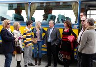 Pilgerfahrt nach Padua – Eine illustre Pilgertruppe (v.l.n.r.): die alleinerziehende Margitta (Petra Kleinert), Altenpflegerin Gundula (Gisela Schneeberger), ihr Sohn Michel (Martin Stührk), die Studentin Violetta (Isabella Surel), der Berufssoldat Werner (Bernhard Schütz), die einsame Rosi (Christine Adler), der quirlige "Jumbo" (Thomas Kügel), Busfahrer Benno (Herbert Knaup) und die scheue Doro (Sybille J. Schedwill).