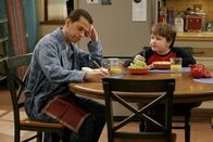 Two and a Half Men – Jake (Angus T. Jones, r.) erzählt seinem Vater Alan (Jon Cryer, l.), dass er Charlie in der Garage beim rauchen erwischt hat ...