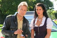 Die Rosenheim-Cops – Mohr (Max Müller, l.) befragt Kerstin Lobinger (Maria Weidner, r.), die den Toten gefunden hat.