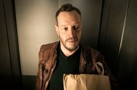 Tatort – Vorbestrafte Gewalttäter mit einer Handverletzung? Kommissar Norbert Jütte (Roland Riebeling) hat da schnell einen ganzen Stapel an Akten finden können.