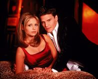 Buffy - Im Bann der Dämonen – (1. Staffel) - Angel (David Boreanaz, r.) ist der einzige Vampir, der dank eines Fluches über eine Seele und damit über menschliche Züge verfügt. Er ist der ständige Begleiter und Freund von Buffy (Sarah Michelle Gellar, l.).