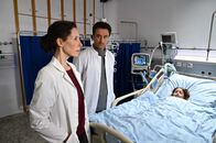Frühling – Dr. Schneiderhahn (Caroline Ebner, l.) und Dr. Thanner (Gunther Gillian, M.) wollen das Leben der kleinen Emily (Melina Lemer, r.) retten.