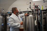 P.M. Wissen – Dr. Martin Zarnkow, Abteilungsleiter Technologie und Entwicklung der Forschungsbrauerei Weihenstephan, mit einem Bier, das mit einem besonderen Hefestamm gebraut wurde.