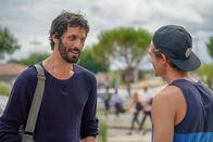 The Last Wave – Ben Lebon (David Kammenos, l.) redet seinem ehemaligen Schüler Max Alcorta (Roberto Calvet, r.) ins Gewissen.