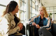 In aller Freundschaft – Arzu Ritter (Arzu Bazman, li.) ahnt, wie schwer es Valerie Schütz (Anja Gräfenstein, re.), Arzu Mann, Dr. Philipp Brentano, noch einmal zu vertrauen. Vor einigen Wochen hatte er den Arm von Valeries Tochter operiert, doch erfolglos. Nun stellt er mit einem riskanten und komplizierten Eingriff wieder Erfolg in Aussicht. Arzu erzählt Valerie, dass Philipp die letzten Wochen nicht anderes gemacht hat, als sich auf diese, eine OP vorzubereiten und rät Valerie Philipp noch einmal eine Chance zu geben.