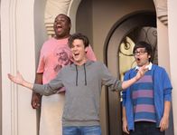 Cooper Barrett's Guide to Surviving Life – Zwei Jahre ist Coopers (Jack Cutmore-Scott, M.) Collegeabschluss schon her und er weiß immer noch nicht, was er beruflich machen will. Da ist es auch nicht gerade hilfreich, dass er zusammen mit seinen Mitbewohnern Barry (James Earl, l.) und Neal (Charlie Saxton, r.) keinem Ärger aus dem Weg gehen kann ...