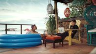 The Morning After – Mandisa (Gaosi Raditholo) braucht Cleo (Tarryn Wyngaard) zum coolen LGBTQI-Pärchen-Shooting und kann nur schwer akzeptieren, dass ihre Freundin stattdessen einen Prozess vorbereiten muss.