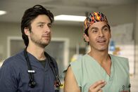 Scrubs - Die Anfänger – Ein neuer Arbeitstag mit neuen Überraschungen wartet auf sie: J.D. (Zach Braff, l.) und Todd (Robert Maschio, r.) ...