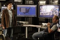 Numb3rs - Die Logik des Verbrechens – Werden Larry (Peter MacNicol, r.) und Charlie (David Krumholtz, l.) Hinweise auf die Täter finden können?