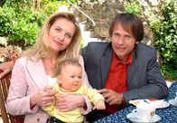 Familie Dr. Kleist – Dr. Marius Berg (Alexander Höchst, r.), ein Kollege von Christian und dessen Freundin Stefanie Holzmann (Susanne Michel, l.) sind zu Besuch bei den Kleists. Die beiden wünschen sich auch ein Kind und sind von Baby Paul (M.) ganz angetan.