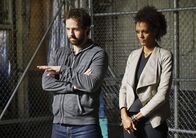 Navy CIS: L.A. – Haben Callen als Geisel genommen: Alisa (Judith Shekoni, r.) und Nate (Peter Cambor, l.). Doch warum hat Nate die Seiten gewechselt?