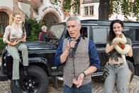 Tierärztin Dr. Mertens – Roman Blum (Ralph Herforth, M. mit Komparsen) versteigert publikumswirksam sein privates Auto um Geld für wichtige medizinische Geräte zu bekommen.