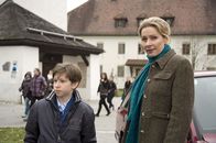 Der Bergdoktor – Als Susanne (Natalie O'Hara) ihren Sohn Jonas (Fabian Elias Huber) zur Schule bringt, macht sie eine seltsame Beobachtung.