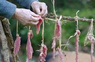 Das Steinzeit-Menü – Die Archäologin Anne Flouest präsentiert das mit Feuerstein geschnittene Fleisch.