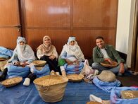 Greenwashed? – Die Verarbeitung der Arganfrucht ist traditionell in Frauen-Kooperativen organisiert. Ziel ist eine faire Entlohnung und Zugang zu Bildung.