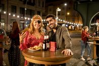 Nightlife – Zweite Begegnung mit Augenklappe: Sunny (Palina Rojinski) und Milo (Elyas M'Barek) gönnen sich nach einer langen Berliner Nacht einen morgendlichen Snack.
