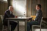 Navy CIS: L.A. – Muss seinen eigenen Vater Garrison (Daniel J. Travanti, l.) verhören: Callen (Chris O'Donnell, r.) ...
