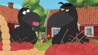 Pettersson und Findus – Die Raben haben Findus vertrieben und wollen sich nun die Kirschen schmecken lassen.