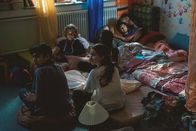Dschermeni – Bald sind die vier Freunde Moritz, Yassir, Aminata und Rüyet (Michael Sommerer, Julius Göze, Jodyna Basombo, Sura Demir) sowie Boran (Cem Yilmaz) und Meli (Can Ersin Yilmaz) im Flüchtlingsheim gestrandet.