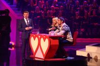 Die beste Show der Welt – Drei angebliche Paare stellen sich in "Nur die Liebe zahlt" der kritischen Jury aus Janin Ullmann (M.) und Micky Beisenherz (r.). Und Klaas (l.) weiß, dass nur eines der Pärchen auch wirklich ein Paar ist. Wird die Jury das echte Paar erkennen?