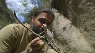 Extreme Survival mit Hazen Audel: Safari durch das Rift Valley – Hazen Audel sieht sich ein Chamäleon auf einem Ast an. (National Geographic für Disney)