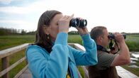 Landpartie – Heike Götz ist mit Ranger Sebastian Berndt im Nationalpark Vorpommersche Boddenküste unterwegs.
