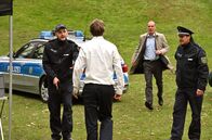 Tatort – Simon Fischer (Christian Bayer) läuft auf Kommissariatsleiter Schnabel (Martin Brambach, 2.v.r.) zu