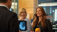 Unforgettable – Joanne Webster (Jane Curtin, l.) und Carrie Wells (Poppy Montgomery, r.)